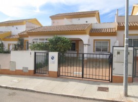 Bungalow adosado con piscina y aparcamiento