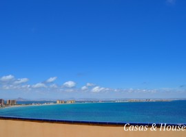 Impresionante Ático de tres dormitorios con vistas panorámicas al Mar Mediterráneo y Faro del Estacio.