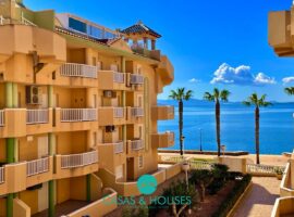 Encantador apartamento con vistas al mar y piscina en Villas de Frente Marino