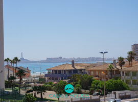 Apartamento de dos dormitorios con vistas laterales al Mar Mediterráneo