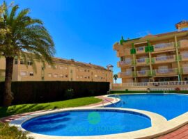 Spacious family apartment with large terraces and private garage in Tomas Maestre