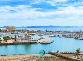 Elegante refugio costero con vistas al puerto deportivo de Tomás Maestre