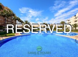 Apartment with views of the canal and gardens in Marinesco I, next to the Marina