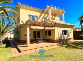 Exclusiva villa de 7 dormitorios en parcela privada junto al Mar Menor en Veneziola.