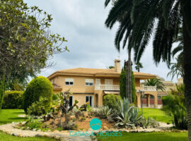 Villa rodeada de encantadores jardines frente al mar en La Manga