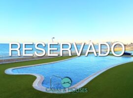 Apartamento moderno y luminoso con vistas al mar, con plaza de aparcamiento