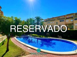 Elegante apartamento de dos dormitorios en planta baja en urbanización junto al puerto