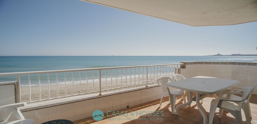 Apartamento de tres dormitorios en primera linea de mar en la Manga