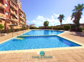 Apartamento en exclusiva con orientación sur y vistas al puerto deportivo en el corazón de La Manga